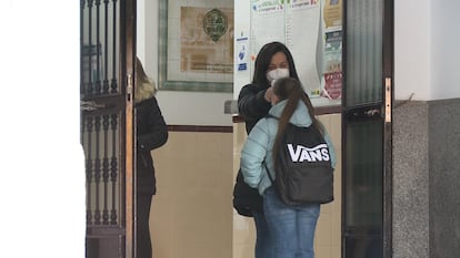 Alumnos de primaria  retoman las clases en Extremadura este lunes.