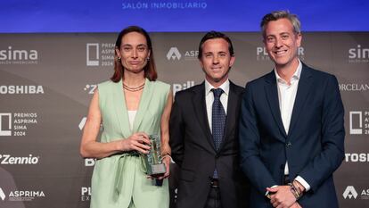 De izquierda a derecha, María G. Matiacci (directora Técnica de AEDAS Homes), Jorge Valero (director de Aplicaciones y Data) y Carlos Aguilera (director de Negocio Inmobiliario en Madrid de CaixaBank), en la entrega del premio Asprima-Sima 2024.