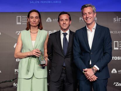 De izquierda a derecha, María G. Matiacci (directora Técnica de AEDAS Homes), Héctor Colonques García-Planas (director comercial de Porcelanosa Grupo) y Carlos Aguilera (director de Negocio Inmobiliario en Madrid de CaixaBank), en la entrega del premio Asprima-Sima 2024.