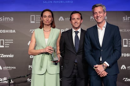 De izquierda a derecha, María G. Matiacci (directora Técnica de AEDAS Homes), Héctor Colonques García-Planas (director comercial de Porcelanosa Grupo) y Carlos Aguilera (director de Negocio Inmobiliario en Madrid de CaixaBank), en la entrega del premio Asprima-Sima 2024.