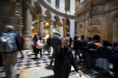 Un sacerdote de la basílica del Santo Sepulcro, en Jerusalén. El equipo de restauración griego ha completado la renovación histórica del Edículo, el santuario donde dice la tradición que Jesús fue enterrado.