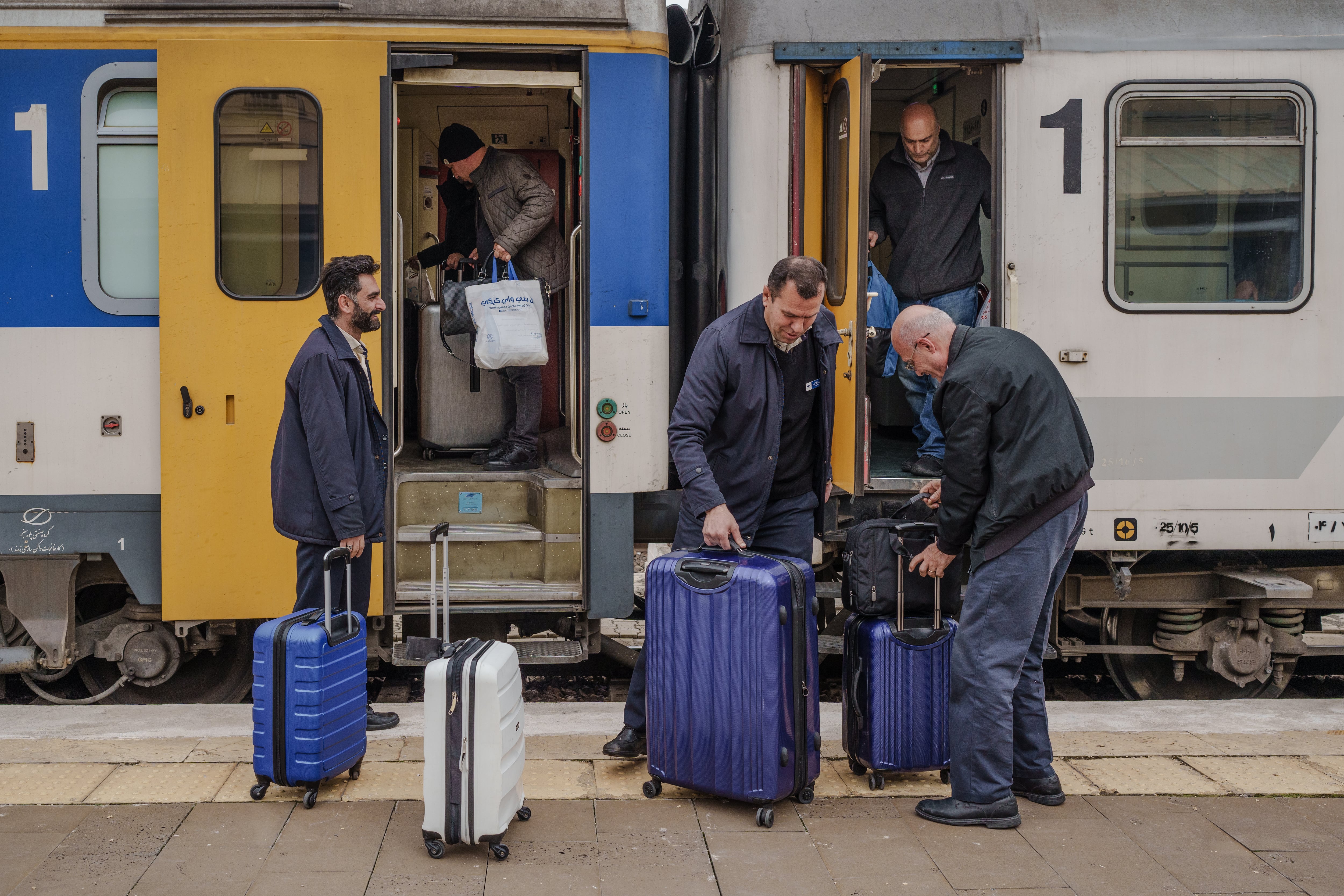 Pasajeros iraníes desembarcan de un tren en la estación ferroviaria de Van, en el este de Turquía, el 19 de marzo. 