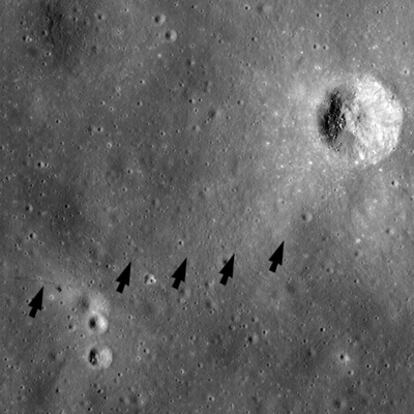 Rastro de dos astronautas del <i>Apollo 14</i>, visible en horizontal en la zona media de la imagen. Las flechas indican la fina hilera de las huellas.
