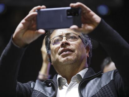 Gustavo Petro utiliza su celular, en una imagen de archivo.