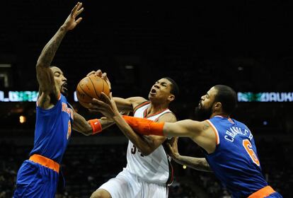 Giannis Antetokounmpo de los Milwaukee Bucks presionado por JR Smith y Tyson Chandler de los New York Knicks en l partido disputado en el BMO Harris Bradley Center