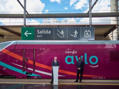 El presidente de Renfe, Isaías Taboas (en el atril), y el ministro de Transportes, José Luis Ábalos, en la presentación de Avlo, en la estación de Madrid-Puerta de Atocha.