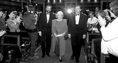 Enero de 1998. Ana María Matute ingresa en la Real Academia de la Lengua, y ocupa el sillón ' K ' . En la foto entra en el salón de actos junto a Ignacio Bosque (i) y Juan Luis Cebrián.