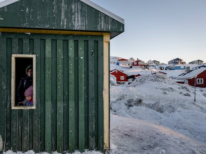 Una joven Inuit y su madre esperan en una parada de autobús en Nuuk, Groenlandia
