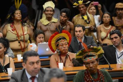 Índios participam de audiência da PEC 215/00 em 2013.