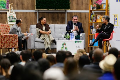 La exalcaldesa de Bogotá presentó junto a León Valencia, coautor del libro.