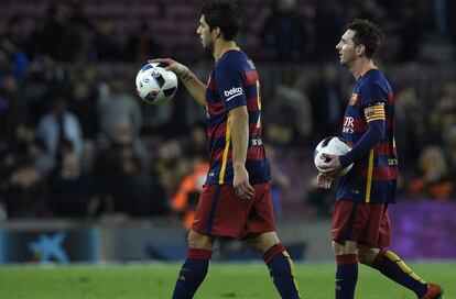 Suárez e Messi levaram as bolas do jogo para casa.