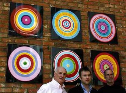 Eric Nicole, presidente de EMI, a la izquierda, y Steve Jobs, presidente de Apple, a la derecha, con el músico británico Damon Albarn, ayer en Londres.