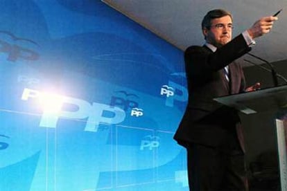 El secretario general del PP, Angel Acebes, durante la rueda de prensa que ofreció hoy en la sede de su partido en Madrid.