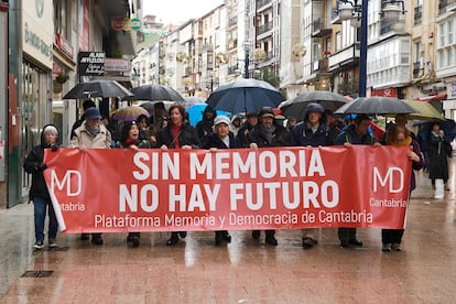 La Plataforma Memoria y Democracia de Cantabria, durante una manifestacin contra la derogacin de la Ley de Memoria Histrica de Cantabria, en diciembre de 2023, en Santander.