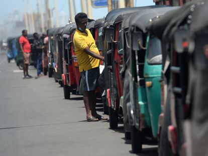 Una cola de 'tuk-tuks' frente a una gasolinera, el jueves en Colombo.