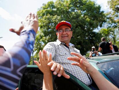 El gobernador electo del Estado de Barinas, Sergio Garrido, saluda a sus partidarios.