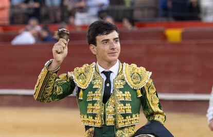 El novillero local Nek Romero, con la oreja que cortó el pasado jueves.