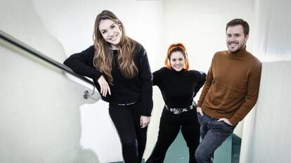 Javier Ruescas, Andrea Compton (pelo naranja) e Inés Fernández.