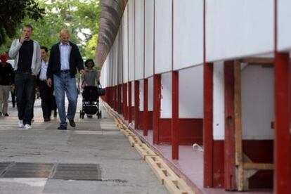 Aspecto que presentaban ayer las casetas de libros del paseo del Prado en pleno montaje.