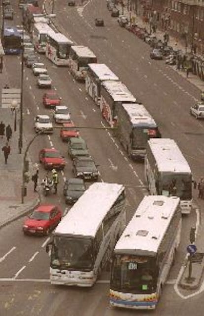 Autobuses en la zona de Atocha, ayer en Madrid.