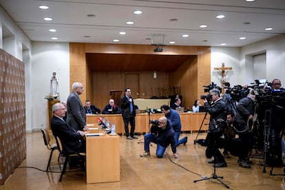 El obispo Jose Ornelas, de pie, en la conferencia de prensa del 3 de marzo en Fátima (Portugal) para informar de la respuesta de la Iglesia al informe sobre abusos sexuales.