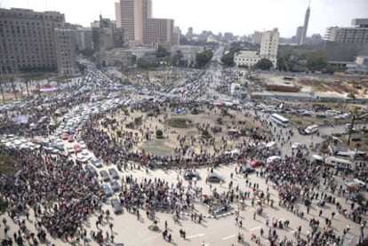 El tráfico irrumpe ayer de nuevo en la plaza cairota de la Liberación, mientras los militares desalojan a los últimos manifestantes después de 20 días de protestas.