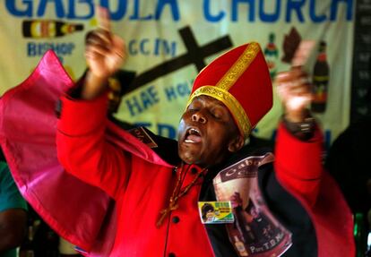 El líder de la Iglesia Gabola, el autoproclamado papa Tsietsi Makiti, pronuncia su sermón.