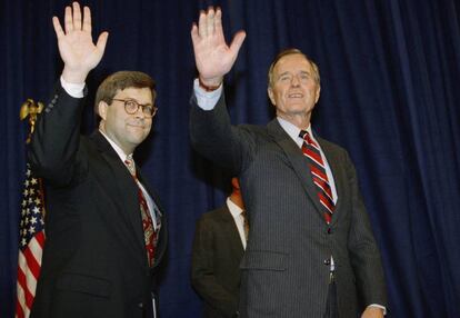 William Barr con George HW Bush, en una foto de archivo.
