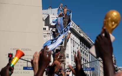 Miles de aficionados celebran en las calles de Buenos Aires.