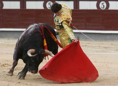 Luis Vilches da un pase a un toro de la ganadería Palha durante la corrida de ayer.