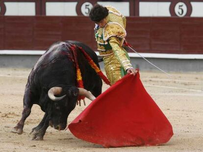 Luis Vilches da un pase a un toro de la ganadería Palha durante la corrida de ayer.