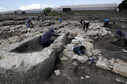 La Autoridad de Antigüedades de Israel (AIA) presentó en el centro de Israel los restos de una ciudad construida hace 5.000 años, una de las más antiguas y más grandes del Oriente Medio en aquella época. En la imagen, varios empleados de la IAA trabajan en el yacimiento.