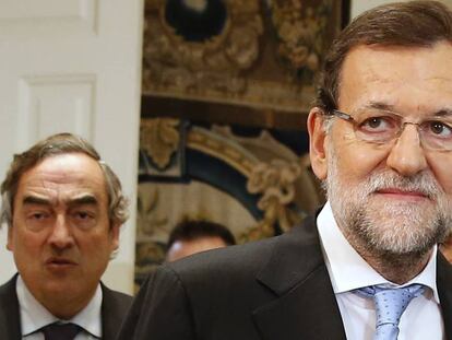 El presidente del Gobierno, Mariano Rajoy, en primer plano y Juan Rosell, presidente de CEOE, detrás