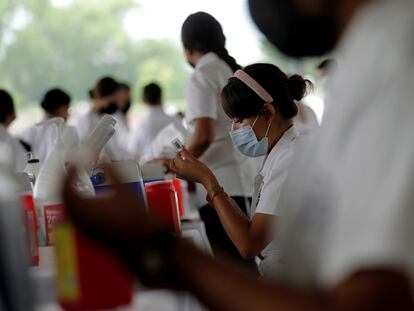 Una trabajadora de salud prepara una dosis de la vacuna AstraZeneca durante una vacunación masiva en Monterrey, el pasado 5 de agosto.
