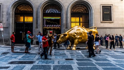 Bolsa de Sao Paulo, con la réplica del toro de Wall Street delante, en 2021.