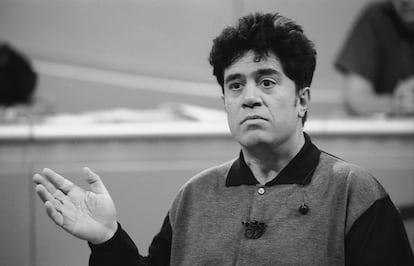El director de cine español Pedro Almodovar, durante su paso por el programa del canal público TV Cultura, en 1995.