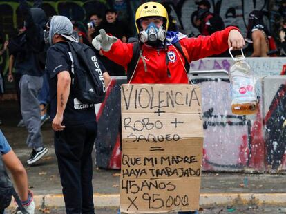 Un manifestante en contra de las políticas económicas en Chile.