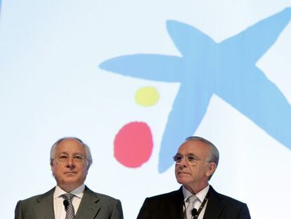 Fainé (derecha) y Nin, durante la junta extraordinaria.