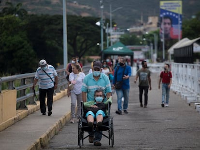 Migrantes venezolanos cruzan el puente internacional Simón Bolívar en el Cúcuta, en 2021.
