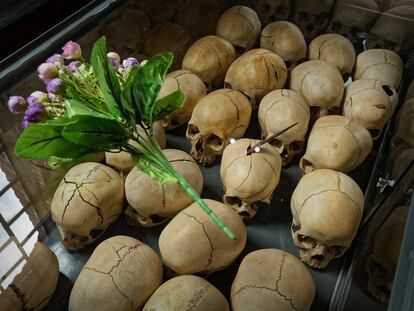 Cráneos de las víctimas asesinadas en 1994 en la iglesia de Ntarama, Ruanda, homenajeadas durante el 25 aniversario del genocidio, el pasado 5 de abril.