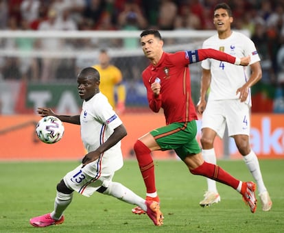 Cristiano y Kanté disputan el balón.