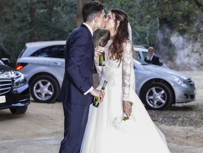 Marc Bartra y Melissa Jiménez durante su boda en Barcelona este sábado.