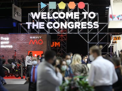 Asistentes en el pasillo de la Exposición SmartCity Expo.