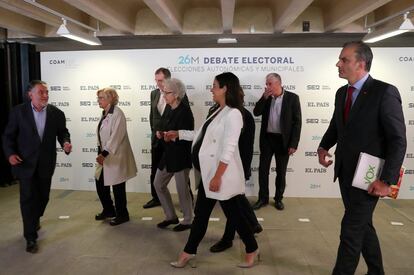 Los seis candidatos al Ayuntamiento de Madrid, junto a la directora del diario EL PAÍS, Soledad Gallego-Díaz (la cuarta por la izquierda).