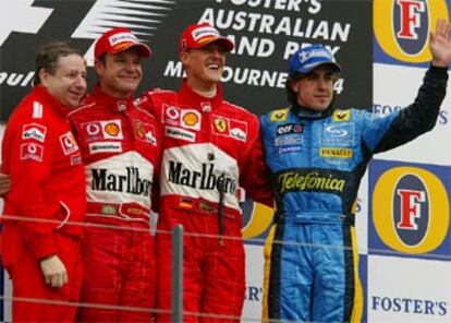 Alonso (dcha) junto a Schumacher, Barrichello y el jefe de equipo de Ferrari.