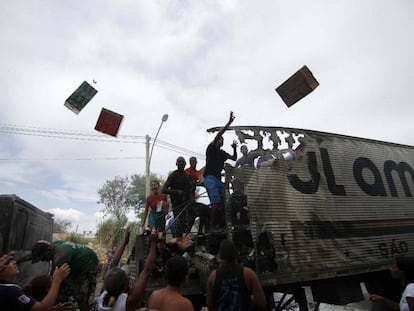 Grupo de pessoas saqueia caminhão no Rio.