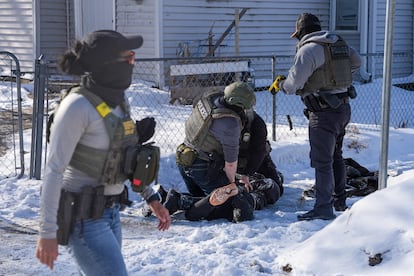 Agentes federales detienen a una persona, en Minneapolis, el 3 de febrero.