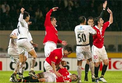 Los jugadores del Benfica y del Vitoria de Guimaraes piden la ayuda médica tras derrumbarse Feher.