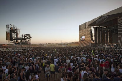 Numerosas personas en uno de los escenarios en la jornada de cierre del Arenal Sound. 