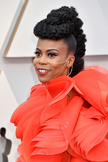 La ganadora del Oscar a mejor diseño de producción por Black Panther, Hannah Beachler, consiguió llamar la atención sobre la alfombra roja.
Y no fue solo por su llamativo peinado y sus labios rojos, sino por ese singular collar que colocó de manera estratégica sobre su nariz inspirado en Wakanda, el país ficticio en el que se desarrolla la acción de la película.